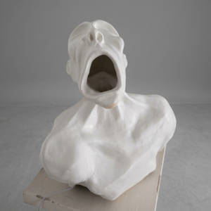 Escultura (grito) con luz