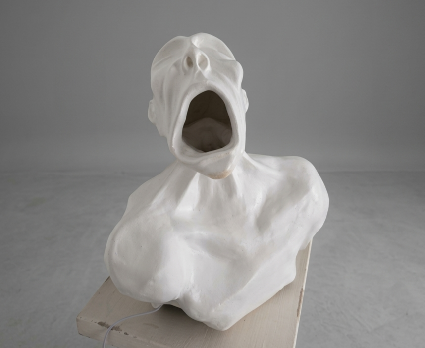 Escultura (grito) con luz